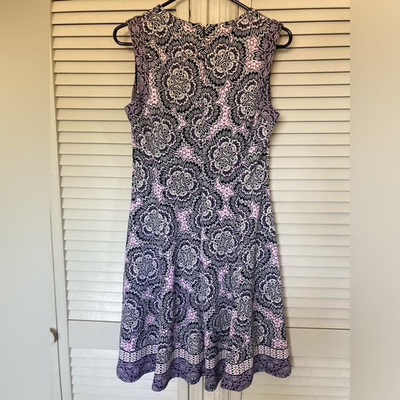 Liz Claiborne Dress  Sleeveless V-Neck Purple Floral  Zip Back Fit Flare Size 6 - Picture 4 of 13